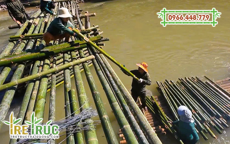 Tre luồng làm cầu tạm qua sông