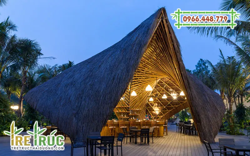 Ý tưởng trang trí quán bar bằng tre trúc kết hợp mái lá đẹp