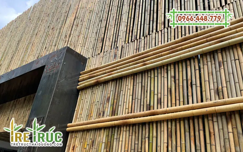 Ốp tre vào tường tạo điểm nhấn cho công trình