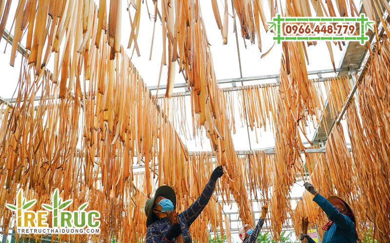 Phơi khô bẹ chuối